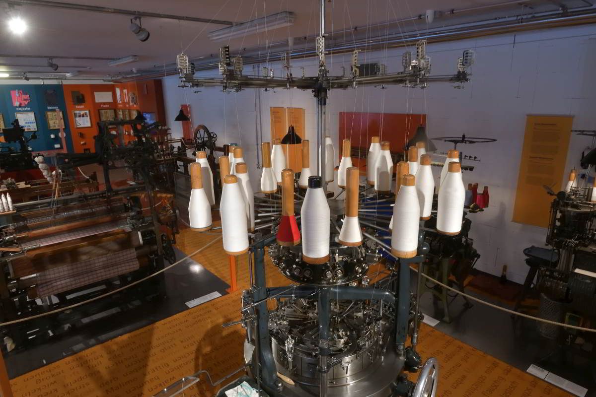 Blick in die Textilstraße des Industriemuseums Chemnitz, vorn: Rundstrickmaschine