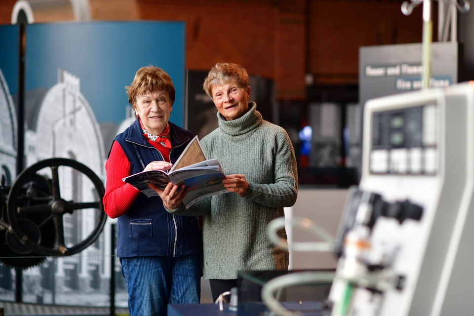 Zwei Mitglieder der Arbeitsgruppe Vereinsleben in der Dauerausstellung des Industriemuseums