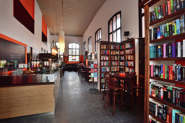 Blick in das Museumscafé Suppenmaxe, im Vordergrund rechts Bücher zum Verkauf, links der Tresen, weiter hinten Sitzgruppen zum Verweilen