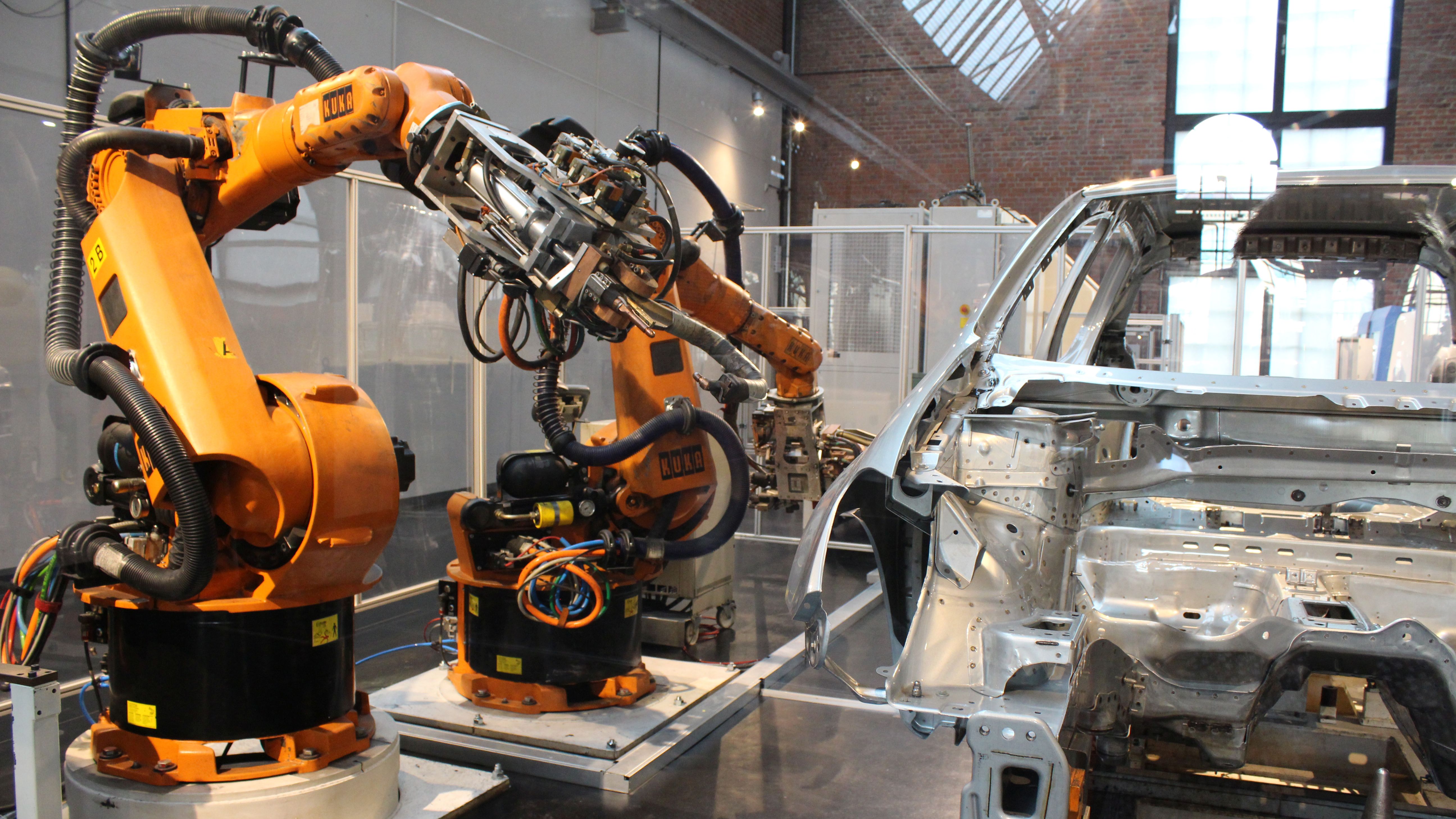 Ausstellungsbereich 'Schauen und Staunen': links im Bild ist ein Industrieroboter zu sehen, rechts eine Karosserieschweißanlage