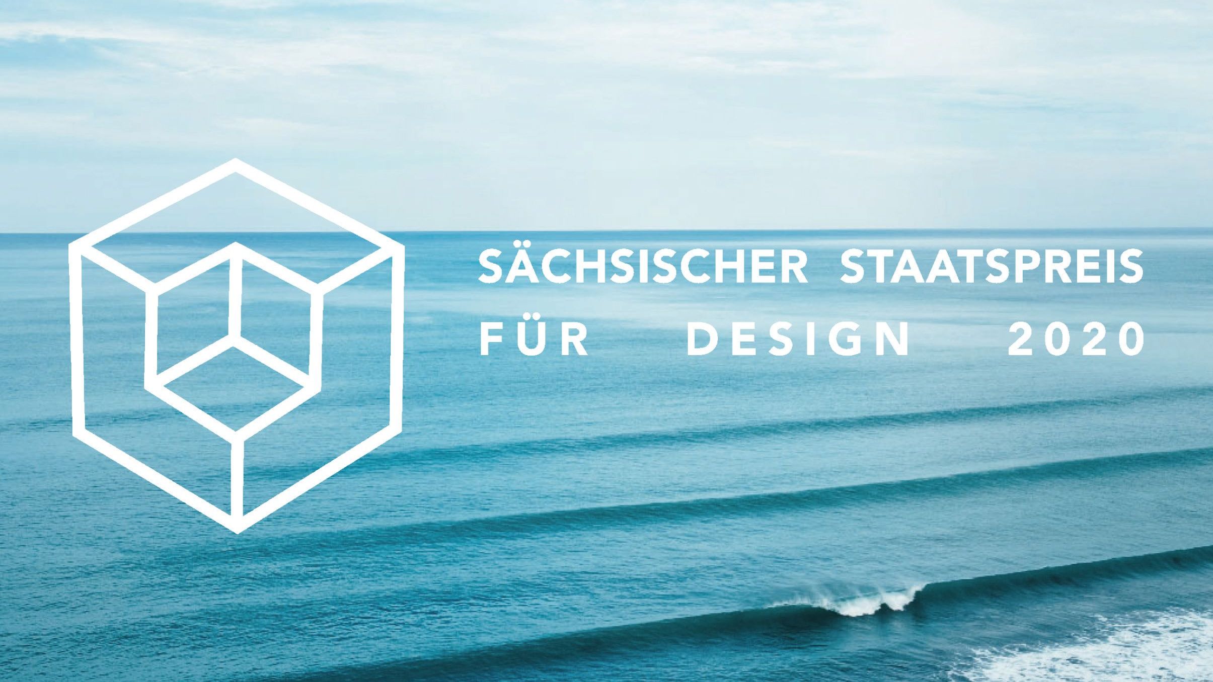 Meereswellen und Himmel in verschiedenen Blautönen mit Schriftzug 'Sächsischer Staatspreises für Design 2020'